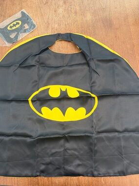 BATMAN Kids Satin Superhero Cape and Mask NEW Black Yellow